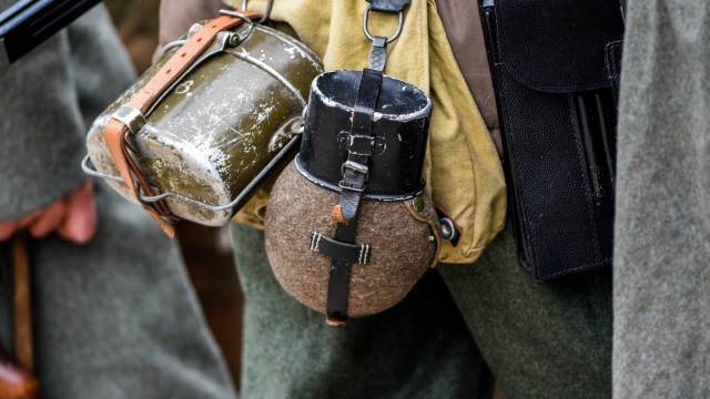 Feldflasche Trinkflasche am Brotbeutel