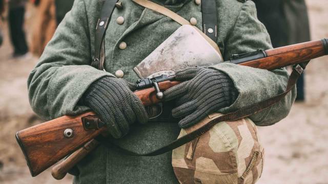 Deko Karabiner und deutscher Soldat