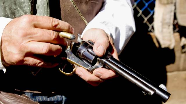 Deko Single Action Revolver Hinterlader in der Hand eines Cowboys