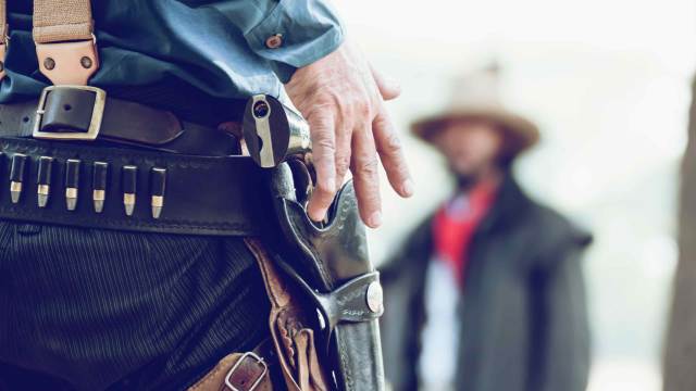 Westernholster Revolvergürtel an einem Cowboy